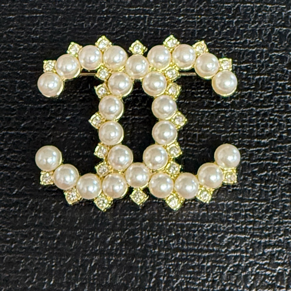 Elegant Gold tone white Faux Pearl crystals Brooch NEW stainless steel